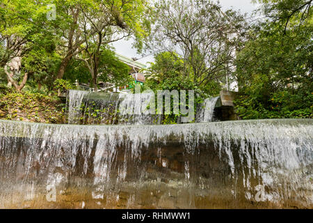 Wasserfall im Park und Gärten auf dem Gipfel des Mount San Bernardo, wo die Seilbahn Teleferico in Salta, Argentinien geht. Stockfoto