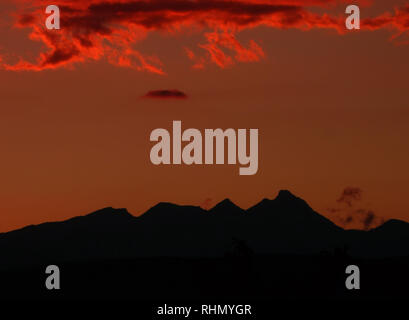 Sonnenuntergang auf die Landschaft von Silhouette Berge. Sonnenuntergang Wolkenhimmel Aragats Berge bei Sonnenuntergang. Silhouette der Berge. Armenien Stockfoto