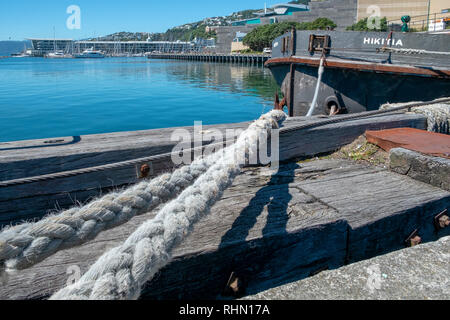 Hikitia ist eine selbstfahrende floating Dampf Kran in Wellington, Neuseeland. Sie ist dafür gedacht, die sich nur auf die Arbeitszeit Dampf Kran ihrer Art werden in Stockfoto