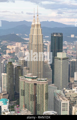 Ein Blick auf die Petronas Twin Towers vom Menara Tower in Kuala Lumpur, Malaysia Stockfoto