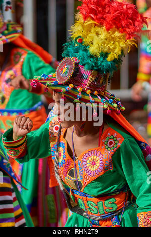 Tinkus-Tänzern in farbenfrohen Kostümen die Durchführung am jährlichen Karneval von Oruro. Die Veranstaltung wird von der UNESCO als immaterielles Kulturerbe bezeichnet Stockfoto