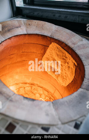 Traditionelle türkische Holz befeuert Stein gemauerter Ofen und Pita oder pide Brotteig. Dieser Stein Ofen für Türkischen pide oder Fladenbrot. Auch als Tandir bekannt. Stockfoto