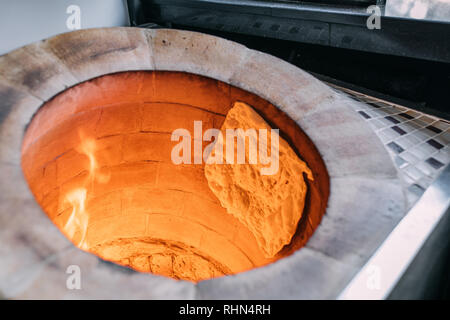 Traditionelle türkische Holz befeuert Stein gemauerter Ofen und Pita oder pide Brotteig. Dieser Stein Ofen für Türkischen pide oder Fladenbrot. Auch als Tandir bekannt. Stockfoto