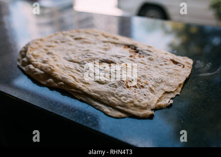 Traditionelle türkische Holz befeuert Stein gemauerter Ofen und Pita oder pide Brotteig. Dieser Stein Ofen für Türkischen pide oder Fladenbrot. Auch als Tandir bekannt. Stockfoto