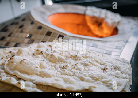 Traditionelle türkische Holz befeuert Stein gemauerter Ofen und Pita oder pide Brotteig. Dieser Stein Ofen für Türkischen pide oder Fladenbrot. Auch als Tandir bekannt. Stockfoto