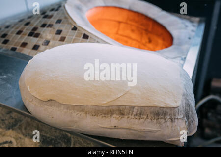 Traditionelle türkische Holz befeuert Stein gemauerter Ofen und Pita oder pide Brotteig. Dieser Stein Ofen für Türkischen pide oder Fladenbrot. Auch als Tandir bekannt. Stockfoto