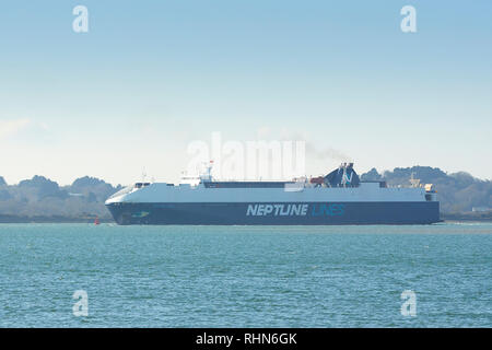 Neptun Linien, Car Carrier Schiff, NEPTUN AEGLI, Abfahrt im Hafen von Southampton, UK. Stockfoto