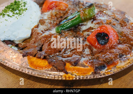 Türkische Döner Kebab, Shawarma oder Gyros. Traditionelle türkische Döner Fleisch, iskender, shawarma oder Gyros im Restaurant Stockfoto