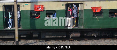 Kolkata, Indien. 03 Feb, 2019. CPI (M) Anhänger mit dem Zug für Party Grosskundgebung In Brigade Boden Kolkata melden Sie am 3 Feb 2019 Kredit: Sandip Saha/Pacific Press/Alamy leben Nachrichten Stockfoto