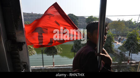 Kolkata, Indien. 03 Feb, 2019. CPI (M) Anhänger mit dem Zug für Party Grosskundgebung In Brigade Boden Kolkata melden Sie am 3 Feb 2019 Kredit: Sandip Saha/Pacific Press/Alamy leben Nachrichten Stockfoto