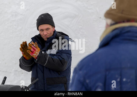 Installationsprogramme sind in einer guten Stimmung auf der Baustelle sprechen Stockfoto