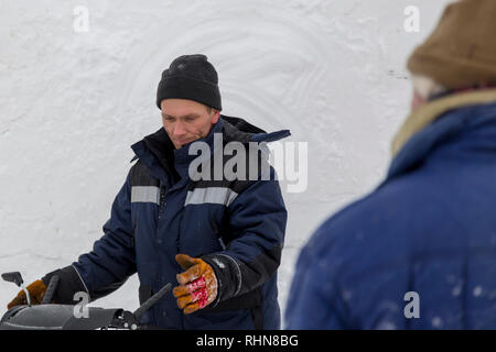 Installationsprogramme sind in einer guten Stimmung auf der Baustelle sprechen Stockfoto