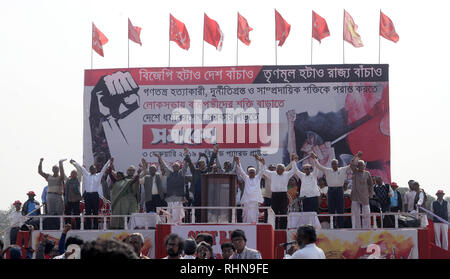 Kolkata, Indien. 03 Feb, 2019. Alle linken Parteien Führer halten Hand während des linken vorderen Feuerwehr Rallye vor allgemeinen Wahlen 2019 Credit: Saikat Paul/Pacific Press/Alamy Live News zu Hand Stockfoto