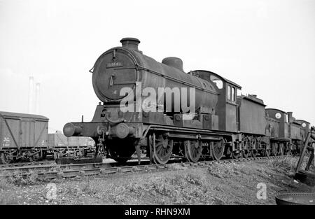 Dampfmaschine Nummer 64646 in Gleisanschlüsse mit anderen Lokomotiven in den späten 1950er Jahren Stockfoto