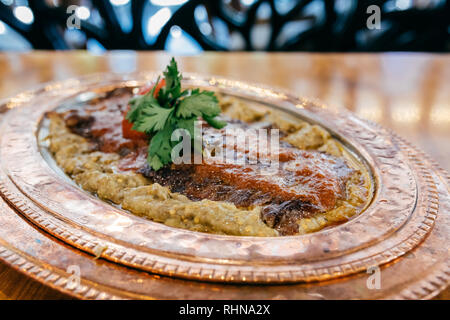 Urkish Döner Kebab, Shawarma oder Gyros. Traditionelle türkische Döner Fleisch, iskender, shawarma oder Gyros auf Platte in Restaurant Stockfoto
