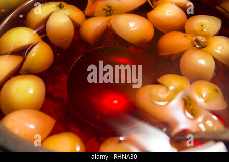Kompott von Äpfeln in einem Topf mit einer Schöpfkelle, close-up Stockfoto