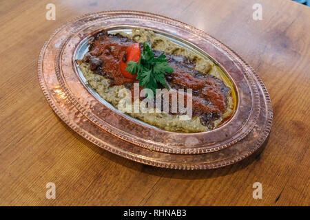 Urkish Döner Kebab, Shawarma oder Gyros. Traditionelle türkische Döner Fleisch, iskender, shawarma oder Gyros auf Platte in Restaurant Stockfoto