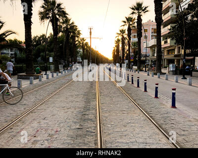 Izmir, Türkei - 17 Juli, 2018: Rail Möglichkeiten von Izmir Straßenbahn an Bostanli Izmir bei Sonnenuntergang. Stockfoto