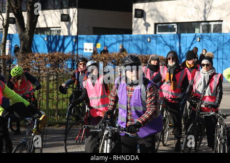 London, UK, 3. Februar 2019. Radfahrer sammeln in London an einer zehn Kilometer zur Unterstützung der 15'tansted zu nehmen. Die tansted 15' sind eine Gruppe von Demonstranten, die ein Flugzeug am Flughafen Stansted im Jahr 2017 umgeben, um zu verhindern, dass es verwendet wird, um eine Abschiebung zu tragen. Die 15 haben sich schuldig des Terrorismus verbundenen Kosten gefunden worden und wird in Chelmsford an Februar verurteilt werden die 6. Roland Ravenhill/Alamy leben Nachrichten Stockfoto