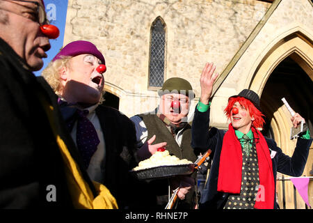 London, Großbritannien. 3 Feb, 2019. Clowns sind während der Veranstaltung gesehen. Clowns an Grimaldi Gottesdienst zu Allerheiligen Kirche, Dalston, East London gesehen werden im Speicher des Joseph Grimaldi (1778-1837), ein englischer Schauspieler, Schauspieler und Tänzer, der ist weit verbreitet, der "Vater" der modernen Clownerie betrachtet. Credit: Dinendra Haria/SOPA Images/ZUMA Draht/Alamy leben Nachrichten Stockfoto