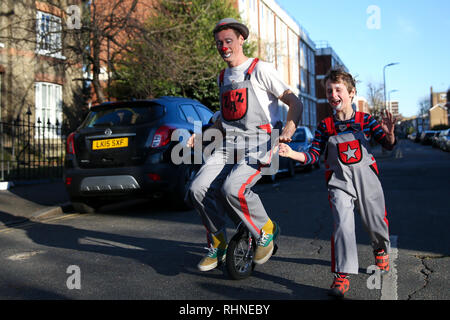 London, Großbritannien. 3 Feb, 2019. Clowns sind während der Veranstaltung gesehen. Clowns an Grimaldi Gottesdienst zu Allerheiligen Kirche, Dalston, East London gesehen werden im Speicher des Joseph Grimaldi (1778-1837), ein englischer Schauspieler, Schauspieler und Tänzer, der ist weit verbreitet, der "Vater" der modernen Clownerie betrachtet. Credit: Dinendra Haria/SOPA Images/ZUMA Draht/Alamy leben Nachrichten Stockfoto