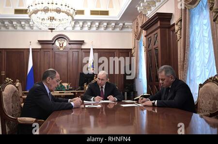 Moskau, Russland. 02 Feb, 2019. Der russische Präsident Wladimir Putin, Mitte, hält ein Treffen mit Außenminister Sergej Lawrow, Links, und Verteidigungsminister Sergej Shoigu den Vertrag über die Beseitigung der Intermediate-Range und Shorter-Range Missiles zu diskutieren, nach den Vereinigten Staaten ihren Plan aus der Abrüstung Einigung auf der Kreml Februar 2, 2019 in Moskau, Russland zum Rücktritt angekündigt. Credit: Planetpix/Alamy leben Nachrichten Stockfoto