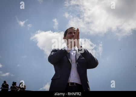 Caracas, Venezuela. 02 Feb, 2019. Juan Guaidó, der Führer der Opposition, spricht zu seinen Anhängern bei einer Rallye. Mehr als Hunderttausend Venezolaner sind schätzungsweise in Caracas für selbsternannte interim Präsident Juan Guaidó gezeigt zu haben. Credit: Rayner Peña/dpa/Alamy leben Nachrichten Stockfoto