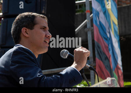 Caracas, Venezuela. 02 Feb, 2019. Juan Guaidó, der Führer der Opposition, spricht zu seinen Anhängern bei einer Rallye. Mehr als Hunderttausend Venezolaner sind schätzungsweise in Caracas für selbsternannte interim Präsident Juan Guaidó gezeigt zu haben. Credit: Rayner Peña/dpa/Alamy leben Nachrichten Stockfoto