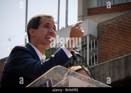 Caracas, Venezuela. 02 Feb, 2019. Juan Guaidó, der Führer der Opposition, spricht zu seinen Anhängern bei einer Rallye. Mehr als Hunderttausend Venezolaner sind schätzungsweise in Caracas für selbsternannte interim Präsident Juan Guaidó gezeigt zu haben. Credit: Rayner Peña/dpa/Alamy leben Nachrichten Stockfoto