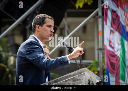 Caracas, Venezuela. 02 Feb, 2019. Juan Guaidó, der Führer der Opposition, spricht zu seinen Anhängern bei einer Rallye. Mehr als Hunderttausend Venezolaner sind schätzungsweise in Caracas für selbsternannte interim Präsident Juan Guaidó gezeigt zu haben. Credit: Rayner Peña/dpa/Alamy leben Nachrichten Stockfoto