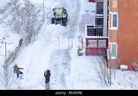 Stockholm, Schweden. Vom 3. Februar 2019. Pflügen beeing nach starker Schneefall im Norden von Stockholm, Schweden Kredit getan: Jari Juntunen/Alamy leben Nachrichten Stockfoto