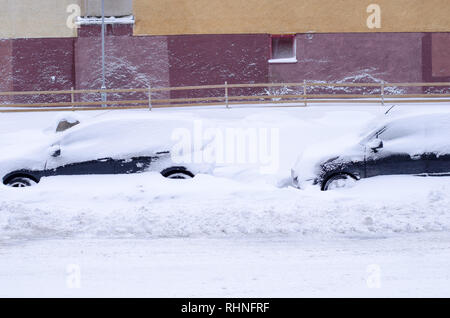 Stockholm, Schweden. Vom 3. Februar 2019. Autos Schnee - nach starker Schneefall im Norden von Stockholm, Schweden Kredit abgedeckt: Jari Juntunen/Alamy leben Nachrichten Stockfoto