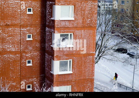 Stockholm, Schweden. Vom 3. Februar 2019. Ein Gebäude Fassade nach starker Schneefall im Norden von Stockholm, Schweden Quelle: Jari Juntunen/Alamy leben Nachrichten Stockfoto