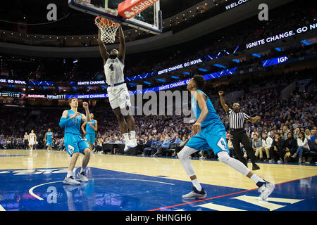 Philadelphia, Pennsylvania, USA. 3 Feb, 2019. Villanova Wildcats, Brandon Slater (3) Dunks den Ball wie er Spagat zwischen Georgetown Hoyas guard Greg Malinowski (11) und die Schutzvorrichtung Jamorko Pickett (1) während der NCAA Basketball Spiel zwischen der Georgetown Hoyas und die Villanova Wildkatzen bei der Wells Fargo Center in Philadelphia, Pennsylvania. (Christopher Szagola/CSM) Credit: Csm/Alamy leben Nachrichten Stockfoto