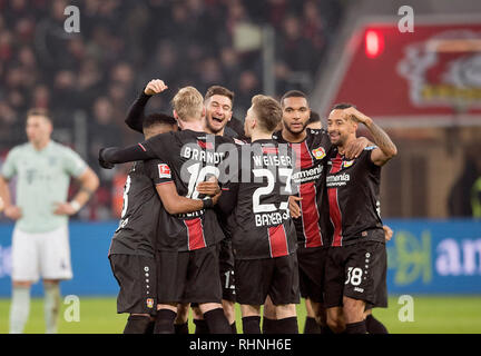 Leverkusen, Deutschland. 02 Feb, 2019. Jubel LEV für Torhüter Lucas ALARIO (LEV/Mitte) nach Sienem Ziel es 3-1, vr Karim BELLARABI (LEV), Jonathan TAH (LEV), withchell Weiser (LEV), Lucas ALARIO (LEV), Julian BRANDT (LEV), Fußball 1. Fussballbundesliga, 20. Spieltag, Bayer 04 Leverkusen (LEV) - FC Bayern München 3:1, am 02/02/2019 in Leverkusen/Deutschland zu machen. ##DFL-Bestimmungen verbieten die Verwendung von Fotografien als Bildsequenzen und/oder quasi-Video## | Verwendung der weltweiten Kredit: dpa Picture alliance/Alamy leben Nachrichten Stockfoto