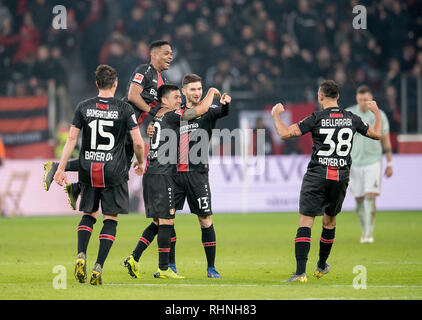 Leverkusen, Deutschland. 02 Feb, 2019. Jubel LEV für Torhüter Lucas ALARIO (LEV) nach Sienem Ziel auf 3:1, nach rechts Julian BAUMGARTLINGER (LEV), WENDELL (LEV), Charles ARANGUIZ (LEV), Lucas ALARIO (LEV), Karim BELLARABI (LEV), Fußball 1. Fussballbundesliga, 20. Spieltag, Bayer 04 Leverkusen (LEV) - FC Bayern München 3:1, am 02.02.2019 in Leverkusen/Deutschland verlassen. ##DFL-Bestimmungen verbieten die Verwendung von Fotografien als Bildsequenzen und/oder quasi-Video## | Verwendung der weltweiten Kredit: dpa Picture alliance/Alamy leben Nachrichten Stockfoto