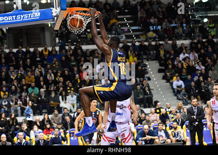 Turin, Italien. 03 Feb, 2019. Jaiteh Mouhammadou (auxilium Fiat Torino) während der lega BASKET SERIE A 2018/19 basketball Match zwischen FIAT AUXILIUM TORINO vs GRISSIN BON REGGIO EMILIA bei PalaVela 3 Februar, 2019 in Turin, Italien. Quelle: FABIO UDINE/Alamy leben Nachrichten Stockfoto