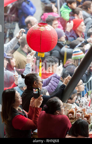 Seattle, Washington, USA. 2. Februar, 2019. Besucher versammeln sich am Flügel Lukas Museum im Jahr des Schweins auf dem Neujahrsfest Feier einzuleiten. Credit: Paul Christian Gordon/Alamy leben Nachrichten Stockfoto