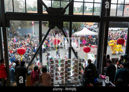 Seattle, Washington, USA. 2. Februar, 2019. Besucher versammeln sich am Flügel Lukas Museum im Jahr des Schweins auf dem Neujahrsfest Feier einzuleiten. Credit: Paul Christian Gordon/Alamy leben Nachrichten Stockfoto