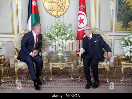 Tunis, Tunesien. 3 Feb, 2019. Tunesische Präsident Beji Caid Essebsi (R) trifft sich mit König Abdullah II. von Jordanien in Tunis, Tunesien, Feb 3, 2019. Auf Einladung des tunesischen Präsidenten Beji Caid Essebsi, König Abdullah II. von Jordanien ein Besuch in Tunesien am Sonntag bezahlt, begleitet von seiner Frau, Königin Rania Al-Abdullah. Credit: Adele Ezzine/Xinhua/Alamy leben Nachrichten Stockfoto