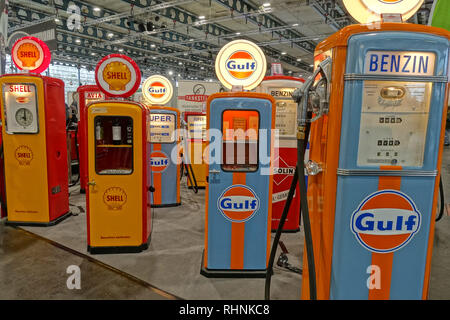 02 Februar 2019, Deutschland (Deutsch), Bremen: altes Benzin pumpen fotografiert am 02.02.2019 auf der Bremen Classic Motorshow, der Oldtimer Messe in der Freien Hansestadt Bremen. © Foto: XAMAX XAMAX/dpa Stockfoto