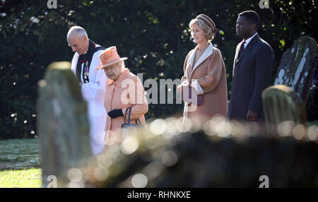 West Newton, Norfolk, Großbritannien. 3. Februar, 2019. Königin Elizabeth II. besucht Sonntag morgen Service an St. Peter und Paul Kirche in West Newton, Norfolk, am 3. Februar 2019. Credit: Paul Marriott/Alamy leben Nachrichten Stockfoto