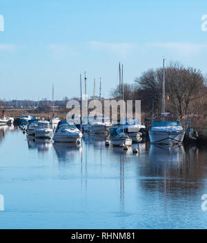 Wareham, Dorset, Großbritannien. 3. Februar 2019. UK Wetter: Eine ruhige Szene in der historischen Marktstadt Wareham als Booten und Bojen im Wasser an einem hellen, sonnigen Winter wider. Credit: DWR/Alamy leben Nachrichten Stockfoto