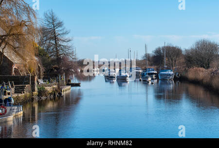 Wareham, Dorset, Großbritannien. 3. Februar 2019. UK Wetter: Eine ruhige Szene in der historischen Marktstadt Wareham als Booten und Bojen im Wasser an einem hellen, sonnigen Winter wider. Credit: DWR/Alamy leben Nachrichten Stockfoto