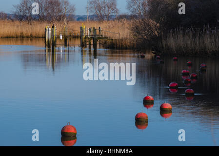 Wareham, Dorset, Großbritannien. 3. Februar 2019. UK Wetter: Eine ruhige Szene in der historischen Marktstadt Wareham als Booten und Bojen im Wasser an einem hellen, sonnigen Winter wider. Credit: DWR/Alamy leben Nachrichten Stockfoto