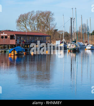 Wareham, Dorset, Großbritannien. 3. Februar 2019. UK Wetter: Eine ruhige Szene in der historischen Marktstadt Wareham als Booten und Bojen im Wasser an einem hellen, sonnigen Winter wider. Credit: DWR/Alamy leben Nachrichten Stockfoto