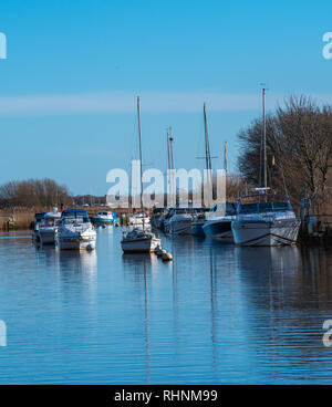 Wareham, Dorset, Großbritannien. 3. Februar 2019. UK Wetter: Eine ruhige Szene in der historischen Marktstadt Wareham als Booten und Bojen im Wasser an einem hellen, sonnigen Winter wider. Credit: DWR/Alamy leben Nachrichten Stockfoto