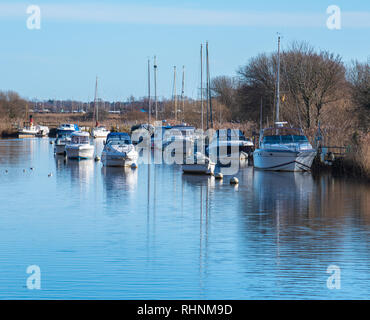 Wareham, Dorset, Großbritannien. 3. Februar 2019. UK Wetter: Eine ruhige Szene in der historischen Marktstadt Wareham als Booten und Bojen im Wasser an einem hellen, sonnigen Winter wider. Credit: DWR/Alamy leben Nachrichten Stockfoto