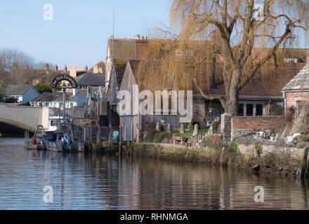 Wareham, Dorset, Großbritannien. 3. Februar 2019. UK Wetter: Kühl und hell Morgen entlang dem Fluss Frome in Wareham. Ruhige Szenen an der historischen Marktstadt Wareham. Historischen Gebäuden entlang der Ufer sind im ruhigen Wasser wider. Credit: DWR/Alamy leben Nachrichten Stockfoto