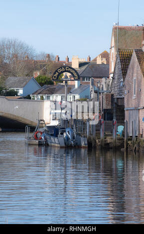 Wareham, Dorset, Großbritannien. 3. Februar 2019. UK Wetter: Kühl und hell Morgen entlang dem Fluss Frome in Wareham. Ruhige Szenen an der historischen Marktstadt Wareham. Historischen Gebäuden entlang der Ufer sind im ruhigen Wasser wider. Credit: DWR/Alamy leben Nachrichten Stockfoto